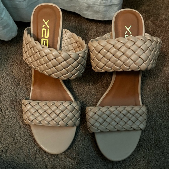 Beige chunky heel sandal - Picture 2 of 8